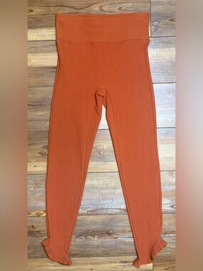 Devon Windsor Charlotte Leggings XS Rust Ribbed High Rise Ruffle Hem Athletic